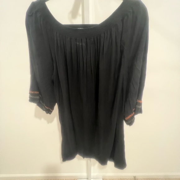 Chelsea & Theodore Women's Top. Black With Embroidery Women's Size 2X /78 retail - Picture 6 of 6